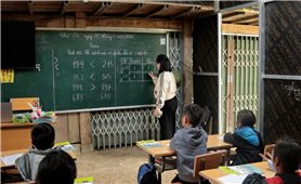 Hàng chục em nhỏ chen chúc trong lớp học dựng tạm ở điểm trường Hỏm Trên