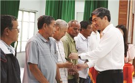 Người có uy tín lan tỏa niềm tin nơi khóm, ấp