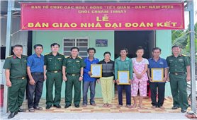 Bộ CHQS tỉnh An Giang trao nhà “Đại đoàn kết” cho 3 hộ đồng bào Khmer trước Tết Chôl Chnăm Thmây năm 2026