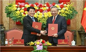 Bàn giao công tác giữa Tổng Bí thư, Chủ tịch nước Tô Lâm và nguyên Chủ tịch nước Lương Cường