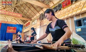 [Video] Để sắc màu thổ cẩm của người Gié Triêng không phai
