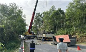 Quảng Ngãi: Lật xe ô tô tải dưới chân đèo Violak, 2 người tử vong