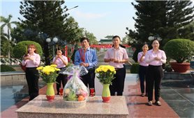 Ngân hàng Chính sách Xã hội Chi nhánh Đồng Nai: Dâng hương tri ân các Anh hùng Liệt sĩ nhân kỷ niệm 50 năm Ngày Giải phóng miền Nam, thống nhất đất nước