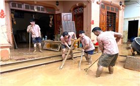 Dòng vốn nghĩa tình cùng “xắn tay áo” cùng người dân Mường Xén sau lũ