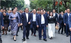 Thủ tướng Phạm Minh Chính, Thủ tướng Lào Sonexay Siphandone cùng hai Phu nhân thăm đền Ngọc Sơn, hồ Hoàn Kiếm