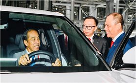Tổng thống Indonesia thăm Tổ hợp Nhà máy sản xuất ô-tô, xe máy điện VinFast