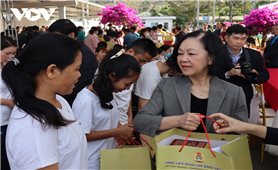 Thường trực Ban Bí thư Trương Thị Mai tặng quà Tết công nhân, người lao động KCN Phú Hội - Lâm Đồng