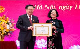 Chủ tịch Quốc hội Vương Đình Huệ nhận Huy hiệu 40 năm tuổi Đảng