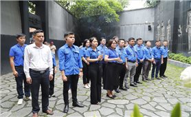 Đoàn Thanh niên UBDT dâng hương tại Đài tưởng niệm các Anh hùng, liệt sĩ Nhà tù Hỏa Lò, Hà Nội