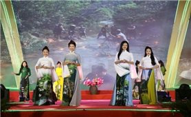 Hơn 500 phụ nữ trình diễn áo dài giữa di sản Phong Nha - Kẻ Bàng