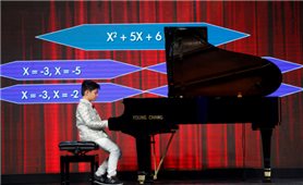 MC Lại Văn Sâm kinh ngạc trước cậu bé 9 tuổi vừa giải toán vừa chơi piano