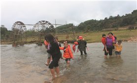 Học sinh vượt suối trong giá rét để đến trường