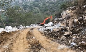 Lợi dụng dự án làm đường vào di tích để khai thác đá
