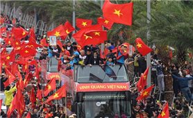 Xe bus diễu hành của U23 Việt Nam “kẹt cứng” ở cầu Nhật Tân