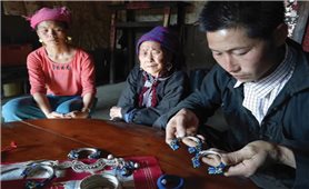 Người Dao ở Tả Phìn bảo tồn nghề chạm bạc truyền thống