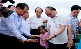Thủ tướng thăm mô hình nuôi tôm ở Sóc Trăng