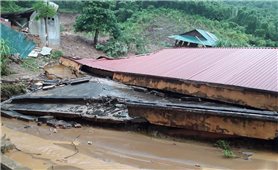 Mưa lớn sập nhiều phòng học và nhà ở tại huyện miền núi Quan Hóa