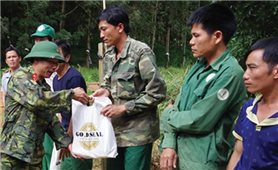 Bộ CHQS tỉnh Kon Tum: Giúp người dân Ia H’Drai dựng lại nhà sau mưa bão