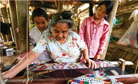 Thổ cẩm dân tộc Lào: Giữ gìn bản sắc để tồn tại, phát triển