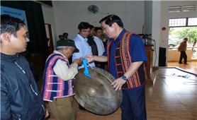 Ban Dân tộc tỉnh Bình Định hỗ trợ cồng chiêng cho đồng bào DTTS