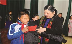 Phó Chủ tịch Quốc hội Tòng Thị Phóng thăm và tặng quà tại huyện Anh Sơn