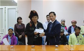 Ủy ban Dân tộc tặng quà Tết cho đồng bào nghèo điều trị tại bệnh viện