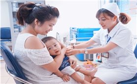 Thực hiện đúng hướng dẫn của cán bộ y tế về chăm sóc, theo dõi trẻ sau tiêm vắc xin ComBE Five