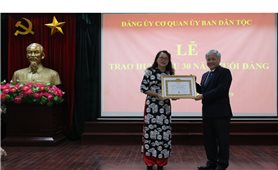 Thứ trưởng, Phó Chủ nhiệm Ủy ban Dân tộc Hoàng Thị Hạnh nhận Huy hiệu 30 năm tuổi Đảng