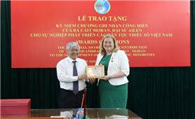 Bộ trưởng, Chủ nhiệm Ủy ban Dân tộc Đỗ Văn Chiến trao tặng Kỷ niệm chương “Vì sự nghiệp phát triển các dân tộc” cho bà Cáit Moran, Đại sứ Ai Len tại Việt Nam.