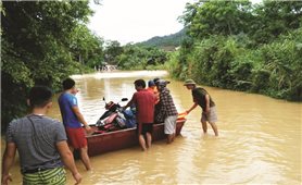 Người dân gặp nguy hiểm khi đi qua cầu tràn sông Quyền