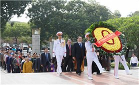 Đoàn đại biểu dự Đại hội MTTQ Việt Nam vào lăng viếng Chủ tịch Hồ Chí Minh