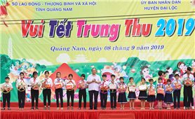 Thủ tướng tặng quà Trung thu cho trẻ em nghèo