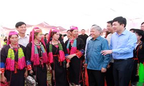 Bộ trưởng, Chủ nhiệm UBDT Đỗ Văn Chiến dự Ngày hội Đại đoàn kết toàn dân tộc tại Quảng Ninh