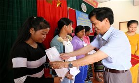 Quảng Trị: Trao quyết định nhập quốc tịch Việt Nam cho 350 cư dân biên giới Việt-Lào