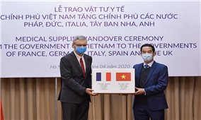Trao quà Việt Nam gửi tặng các nước châu Âu trong COVID-19