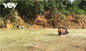 Học sinh vùng cao, lội sông đến trường mùa mưa lũ
