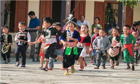 Trẻ vùng biên xúng xính mặc trang phục truyền thống đi tựu trường