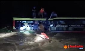 Quảng Bình: Giải cứu thành công 20 người trên xe khách bị lũ cuốn trôi
