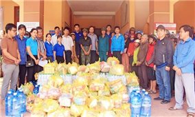 BHXH Việt Nam trao tặng 2500 thẻ BHYT cho đồng bào lũ lụt miền Trung