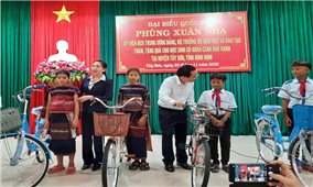 Bộ trưởng Phùng Xuân Nhạ thăm, tặng quà học sinh Bình Định