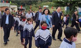 Đồng chí Trương Thị Mai thăm, tặng quà học sinh nghèo tỉnh Kon Tum