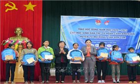 Trao học bổng Vừ A Dính cho học sinh gặp khó tại Kon Tum