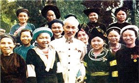 Bác Hồ với đồng bào các dân tộc Việt Nam