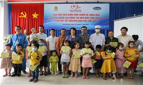 Phó Chủ tịch nước Đặng Thị Ngọc Thịnh thăm, tặng quà công nhân lao động Nhà máy sữa Vinamilk