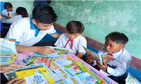 Trao tặng tủ sách Đinh Hữu Dư cho học sinh vùng khó Krông Pa