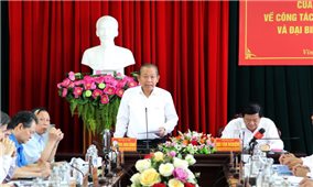 Phó Thủ tướng Thường trực Chính phủ Trương Hòa Bình kiểm tra công tác bầu cử tại tỉnh Vĩnh Long