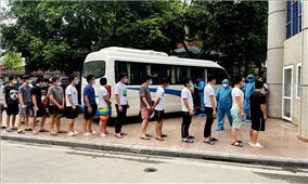 Công an tỉnh Tuyên Quang tổ chức trao trả 18 người Trung Quốc nhập cảnh trái phép