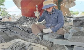 Những phụ nữ làm nghề chẻ đá ở Cô Tô