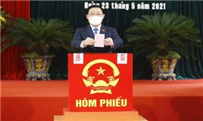 Chủ tịch Quốc hội Vương Đình Huệ bỏ phiếu bầu cử tại thành phố cảng Hải Phòng