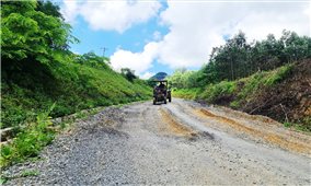 Đường hàng chục tỷ đồng chưa bàn giao đã hư hỏng nghiêm trọng ở Ngọc Lặc(Thanh Hóa): 